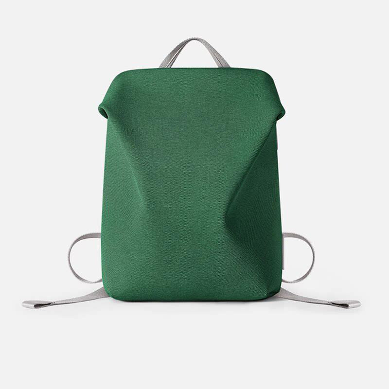 Minimalistischer matter Rucksack aus gewebtem Material mit kurzem Tragegriff und verstellbaren Schulterriemen, Detailansicht 13