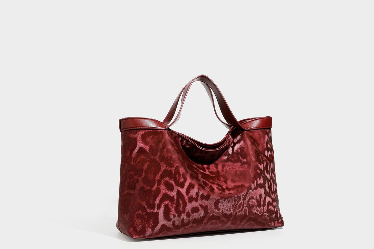 Glänzende Tote-Bag mit Leopardenmuster, dunkelbraunem Besatz in Lederoptik und zwei Tragegriffen, Detailansicht 39