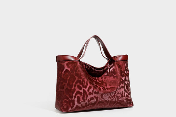 Glänzende Tote-Bag mit Leopardenmuster, dunkelbraunem Besatz in Lederoptik und zwei Tragegriffen, Detailansicht 39