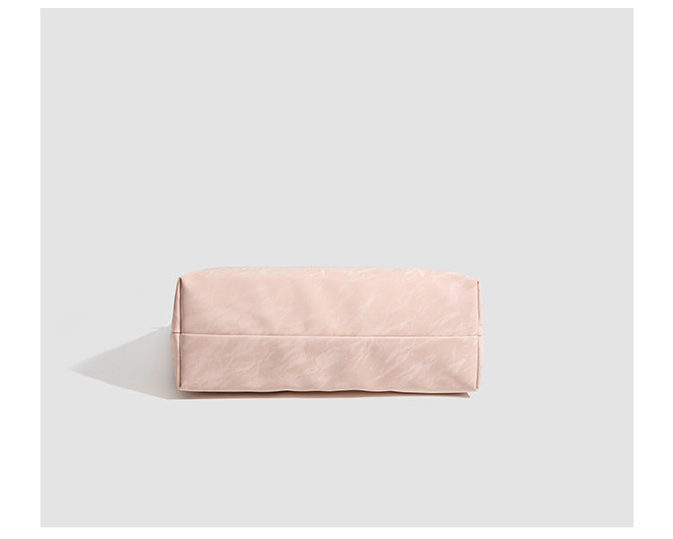Große Tragetasche in zartem Rosa mit gedrehtem schwarzem Kordelhenkel und ovaler Aussparung zum Tragen, strukturierter Knitteroptik, Detailansicht 8