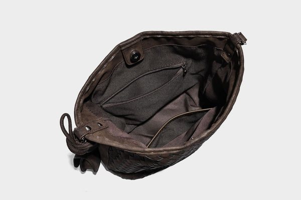 Lässig fallende Hobo-Schultertasche aus geflochtenem Material mit Korbgeflecht-Optik, angesetztem Mini-Täschchen vorne und verstellbarem Knotenträger, Detailansicht