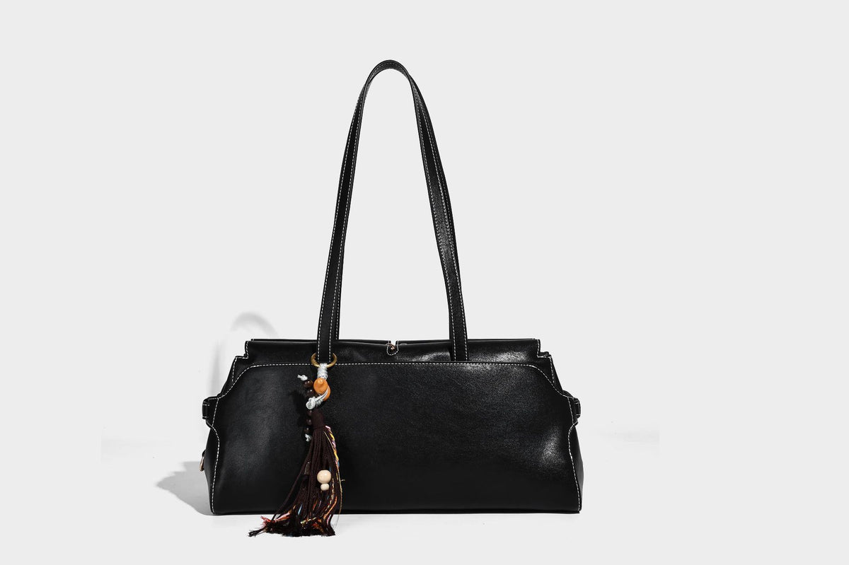 Strukturierte rechteckige Baguette-Schultertasche aus dunkelbraunem Material in glatter Lederoptik mit zwei Riemen und Reißverschluss oben