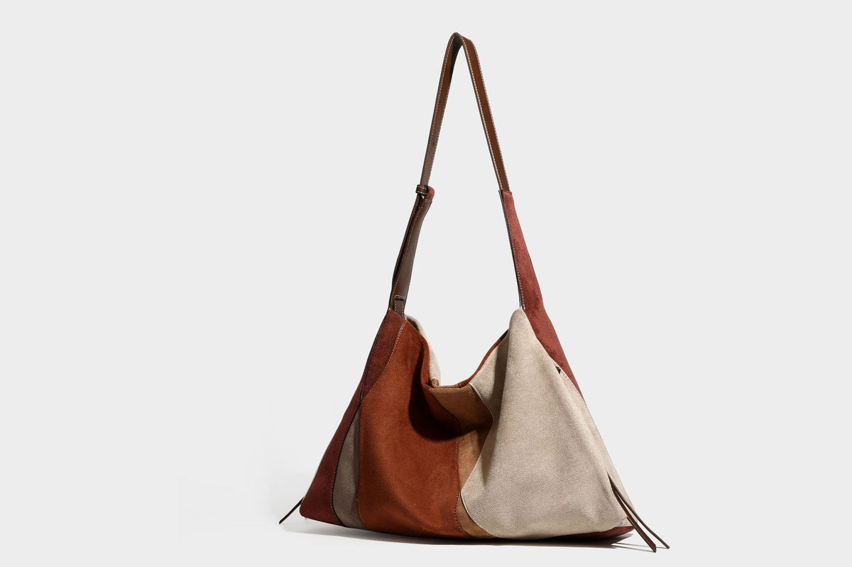 Weich fallende Patchwork-Tote in Braun, Rost, Camel und Beige mit Partien in Velourslederoptik, Besatz in Lederoptik und verstellbarem Schulterriemen