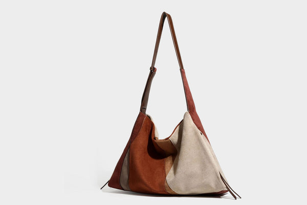 Weich fallende Patchwork-Tote in Braun, Rost, Camel und Beige mit Partien in Velourslederoptik, Besatz in Lederoptik und verstellbarem Schulterriemen