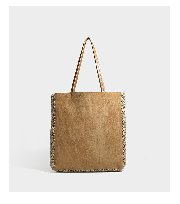 Große matte Tote-Bag in Veloursleder-Optik mit cremefarbenem Randbesatz aus gehäkelter Kordel, langen schmalen Schulterriemen und kleinem abnehmbarem, passendem