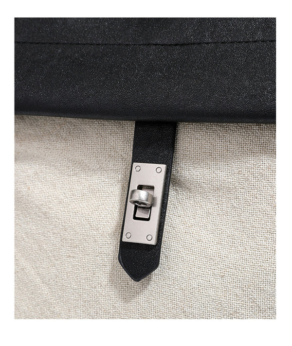 Strukturierter beigefarbener Rucksack aus gewebtem Canvas mit schwarzer Klappe in Lederoptik, Drehverschluss, Tragegriff und flachem Schulter