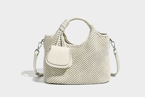 Strukturierte Beuteltasche mit Webstruktur, geknotetem Tragegriff, vorderer Klappentasche und abnehmbarem Crossbody-Riemen in Silberoptik