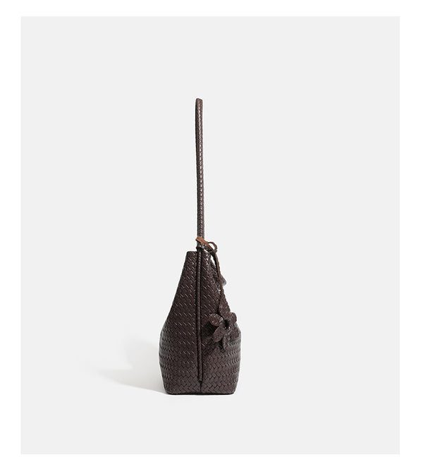 Dunkelbraune Beuteltasche aus geflochtenem Material in Lederoptik mit geflochtenem Riemen, Blumenanhänger und passender Reißverschlusstasche, Detailansicht 13