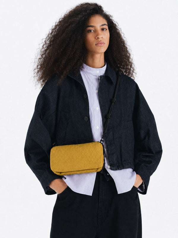 Kompakte rechteckige Nylon-Crossbody-Bag mit Reißverschluss oben, geknotetem verstellbarem Riemen und kurzem Tragegriff, Detailansicht 18