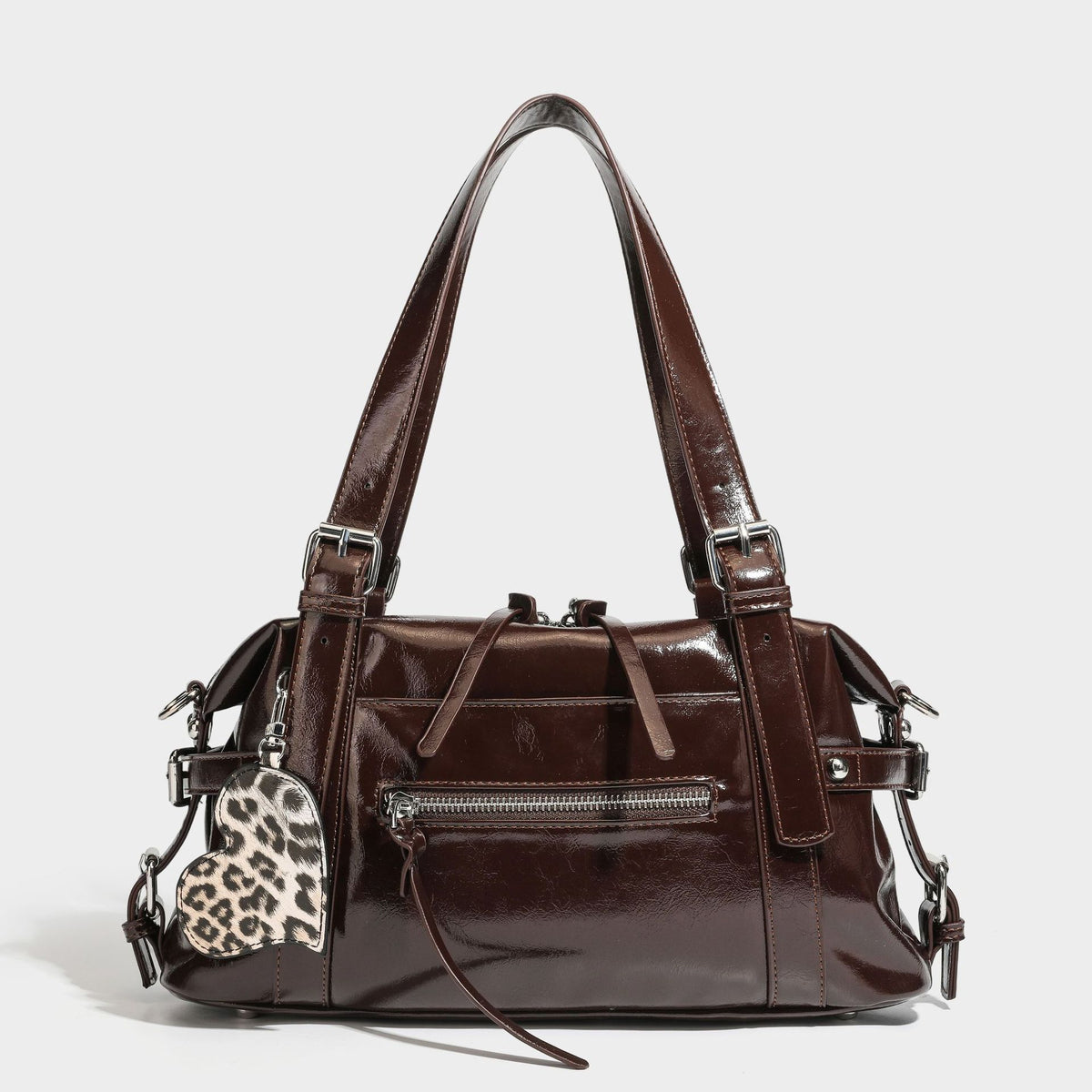 Strukturierte Schultertasche in glänzender Lederoptik mit abgerundetem Korpus, silberfarbenen Beschlägen, Reißverschlussfach auf der Vorderseite und Leopardenmuster