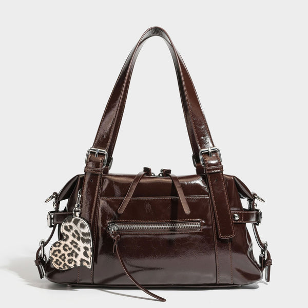 Strukturierte Schultertasche in glänzender Lederoptik mit abgerundetem Korpus, silberfarbenen Beschlägen, Reißverschlussfach auf der Vorderseite und Leopardenmuster