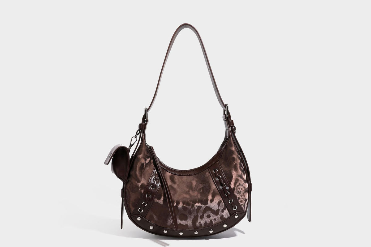 Crescent-Hobo-Schultertasche mit braunem Leopardenmuster, silbernen Nieten, Ösenbesatz, verstellbarem Riemen und abnehmbarem Mini