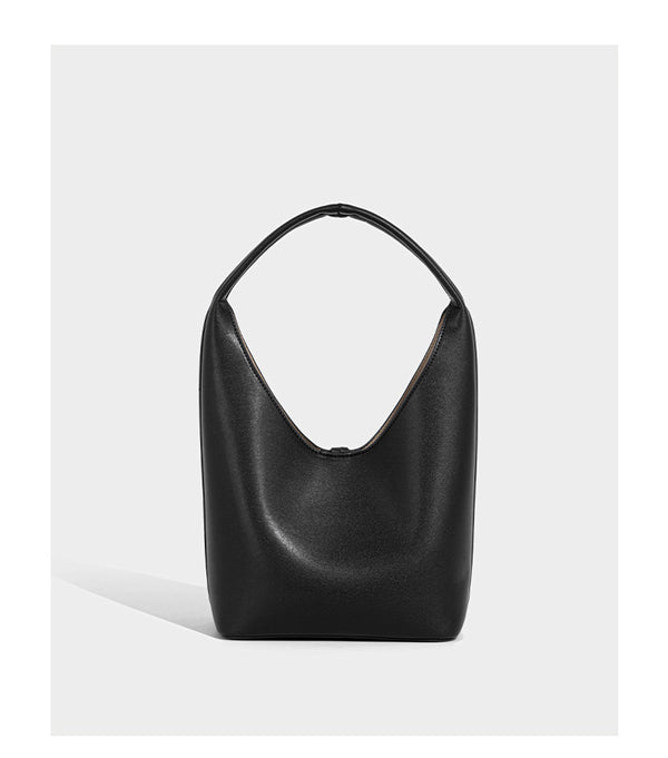 Schlichte Hobo-Schultertasche in matter Lederoptik mit gewölbtem Henkel und silberfarbenem, ovalem Anhänger, Detailansicht 13