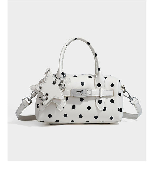 Kleine, strukturierte Mini-Henkeltasche mit Polka-Dot-Muster, Sternanhänger, Schnallriemen-Detail auf der Vorderseite, zwei Henkeln und abnehmbarem