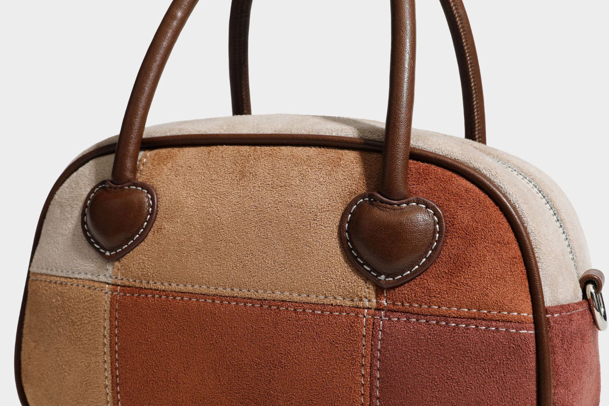 Kleine, strukturierte Henkeltasche aus Patchwork in Farbblöcken aus Beige, Camel, Braun und Rost mit dunkelbrauner Einfassung, herzförmigem
