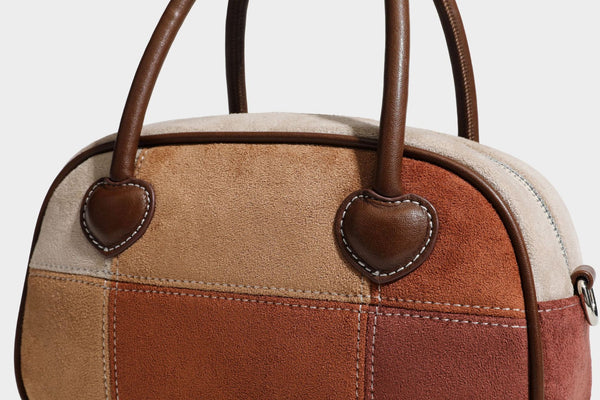 Kleine, strukturierte Henkeltasche aus Patchwork in Farbblöcken aus Beige, Camel, Braun und Rost mit dunkelbrauner Einfassung, herzförmigem