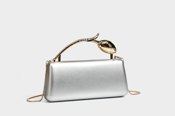 Strukturierte rechteckige Clutch mit goldfarbenem Henkel in Form einer Rosenknospe und abnehmbarem Kettenriemen in Metallic-Optik, Detailansicht