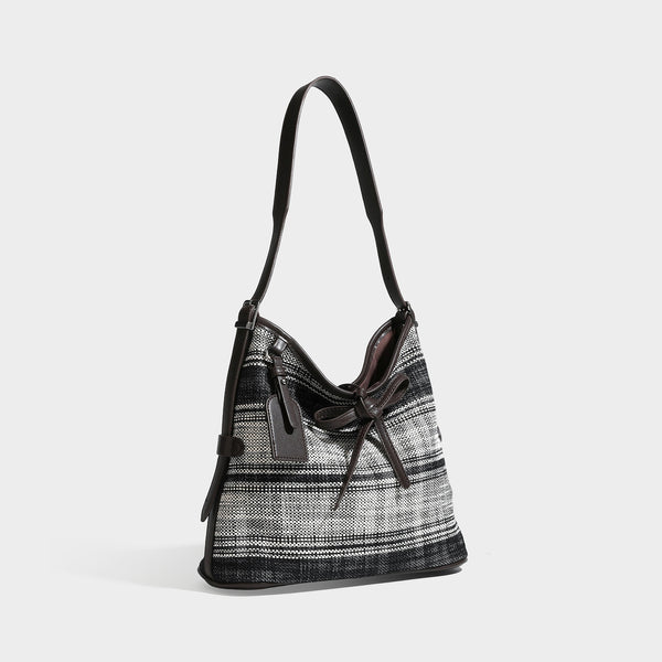 Schwarz-weiß karierte Hobo-Schultertasche aus gewebtem Material mit dunkelbrauner Einfassung in Lederoptik, Kordelzugverschluss und langem, verstellbarem