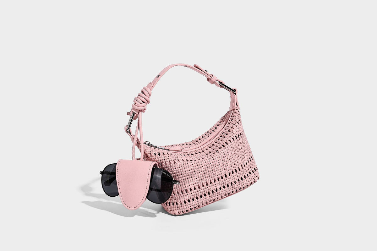 Kleine gewebte Hobo-Schultertasche mit sichelförmiger Silhouette, Reißverschluss oben, silberfarbenen Beschlägen und verstellbar, Detailansicht
