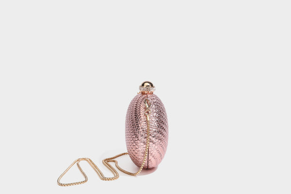Kleine, ovale, metallisch gewebte Clutch mit juwelenbesetztem Bügelverschluss in Goldoptik und abnehmbarem Kettenriemen, Detailansicht 29