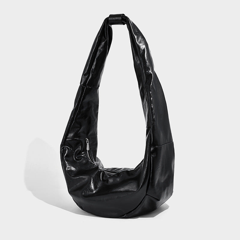 Glänzende, lässig fallende schwarze Hobo-Tasche in Halbmondform mit breitem, integriertem Schulterriemen und silberfarbenem Reißverschluss, Vorderansicht