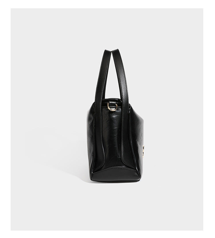 Glänzende, geknautschte Henkeltasche in Lederoptik mit goldfarbenen Emblem-Beschlägen und abnehmbarem Schulterriemen, Detailansicht 10