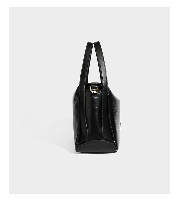 Glänzende, geknautschte Henkeltasche in Lederoptik mit goldfarbenen Emblem-Beschlägen und abnehmbarem Schulterriemen, Detailansicht 10