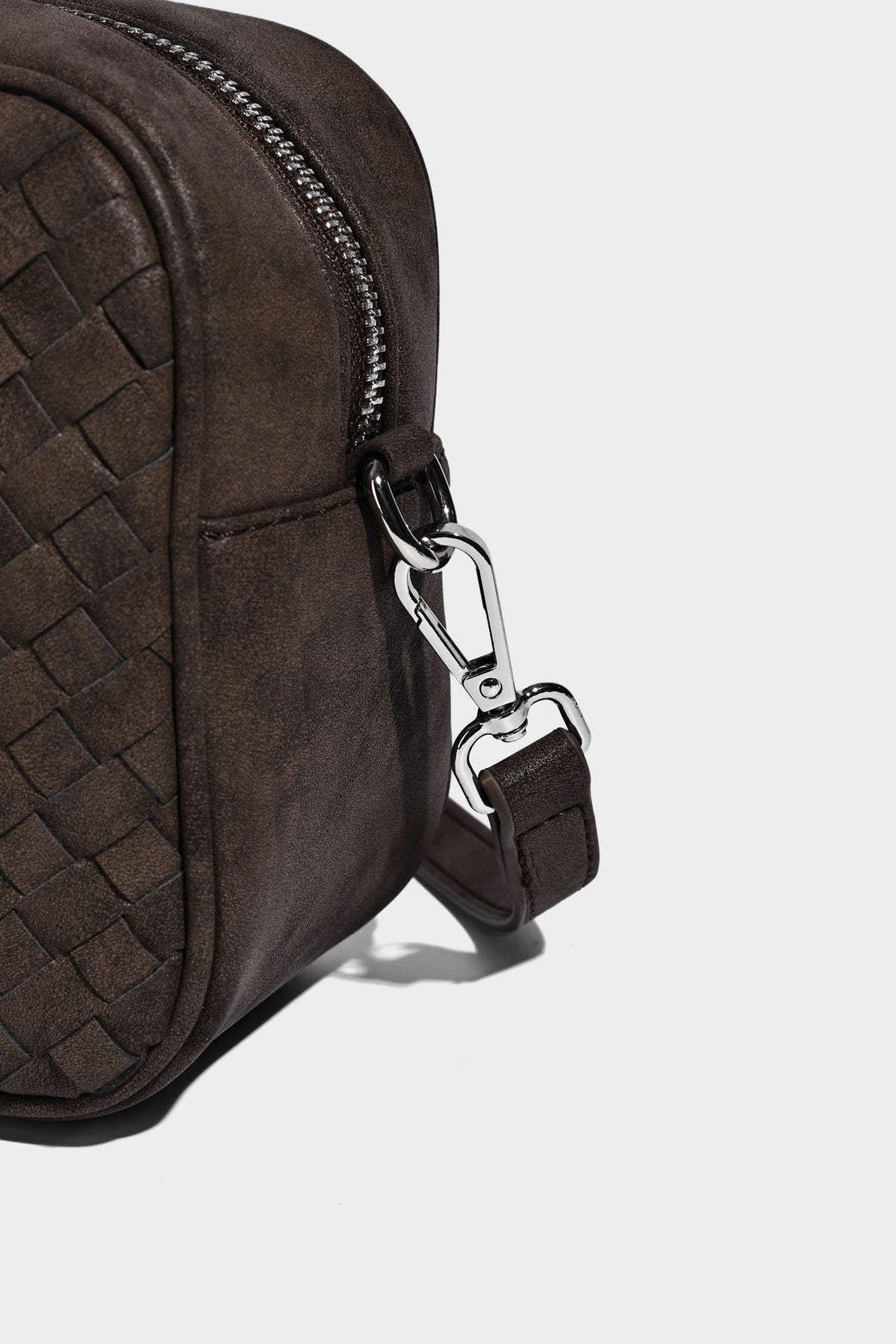 Strukturierte Boston-Tasche in Weboptik mit geknoteten Tragegriffen, abnehmbarem Schulterriemen und passendem Mini-Etui in matter Ausführung