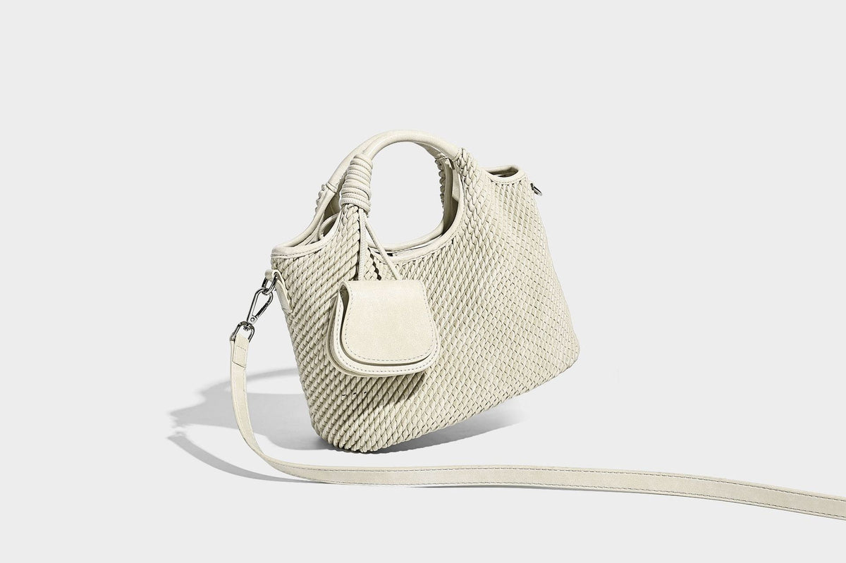 Strukturierte Beuteltasche mit Webstruktur, geknotetem Tragegriff, vorderer Klappentasche und abnehmbarem Crossbody-Riemen in Silberoptik