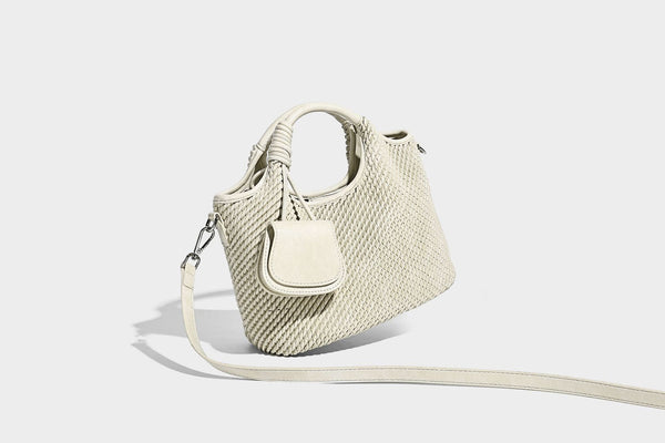 Strukturierte Beuteltasche mit Webstruktur, geknotetem Tragegriff, vorderer Klappentasche und abnehmbarem Crossbody-Riemen in Silberoptik
