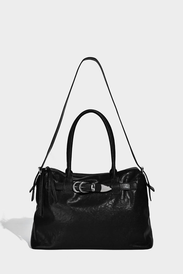 Glänzende, strukturierte schwarze Tote-Bag mit silberfarbenem Schnallenriemen, zwei Henkeln und abnehmbarem Schulterriemen, Detailansicht 28