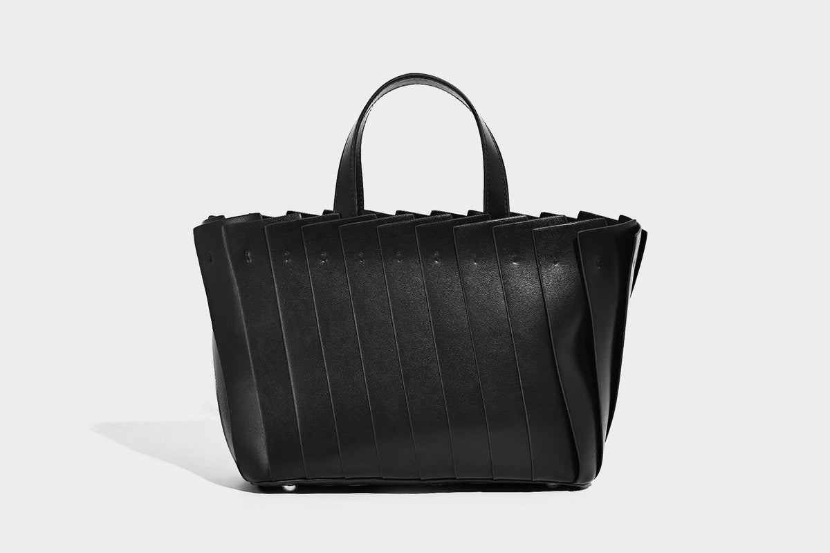 Formstabile Tote-Bag mit plissierten Partien in matter Lederoptik in Hellbraun, zwei Tragegriffen und abnehmbarem, verstellbarem Schulterriemen