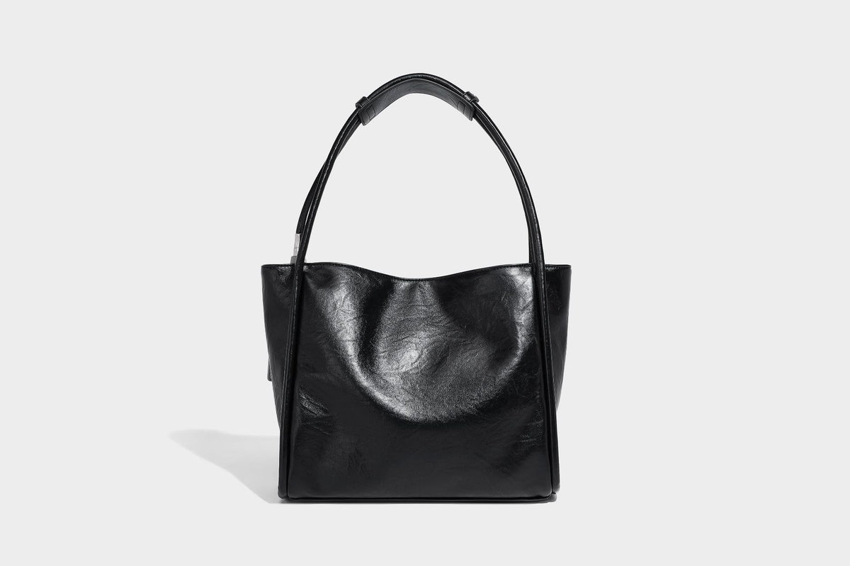 Glänzende Tote-Bag in schwarzer Lederoptik mit zwei runden Tragegriffen und silberfarbenen Beschlägen, Detailansicht 16
