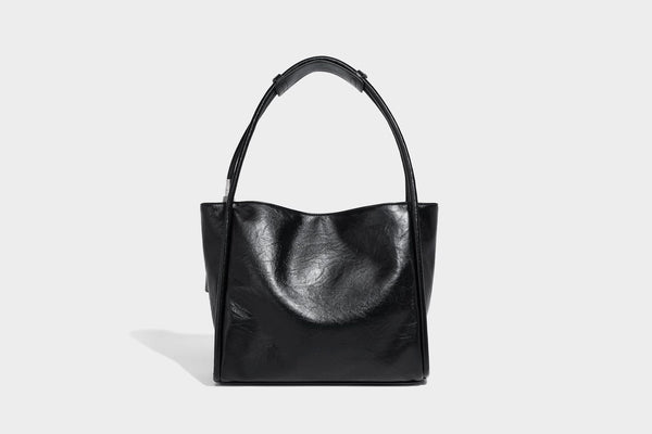 Glänzende Tote-Bag in schwarzer Lederoptik mit zwei runden Tragegriffen und silberfarbenen Beschlägen, Detailansicht 16