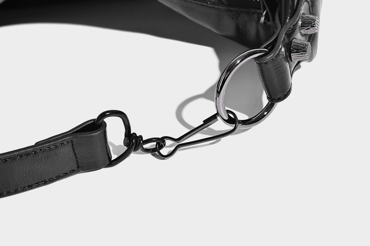 Große, glänzende Hobo-Schultertasche mit geknautschtem Effekt, dunkelfarbenen Nieten, Reißverschluss, vorderem Reißverschlussfach und verstellbarem Crossbody-Riemen