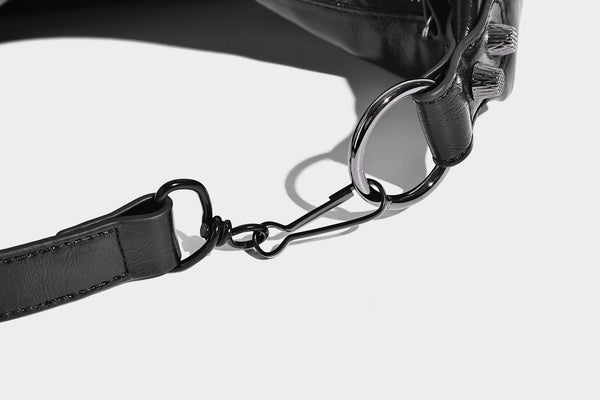 Große, glänzende Hobo-Schultertasche mit geknautschtem Effekt, dunkelfarbenen Nieten, Reißverschluss, vorderem Reißverschlussfach und verstellbarem Crossbody-Riemen