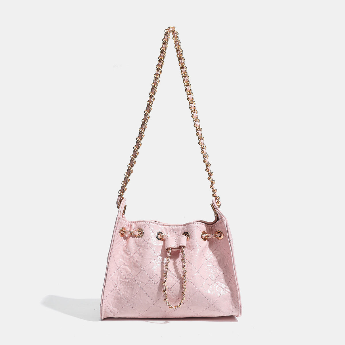 Weiße Schultertasche in Beutelform mit Rautensteppung, Kettenriemen in Goldoptik und Kordelzug, Detailansicht 6