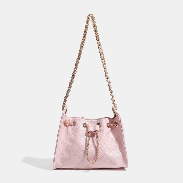 Weiße Schultertasche in Beutelform mit Rautensteppung, Kettenriemen in Goldoptik und Kordelzug, Detailansicht 6