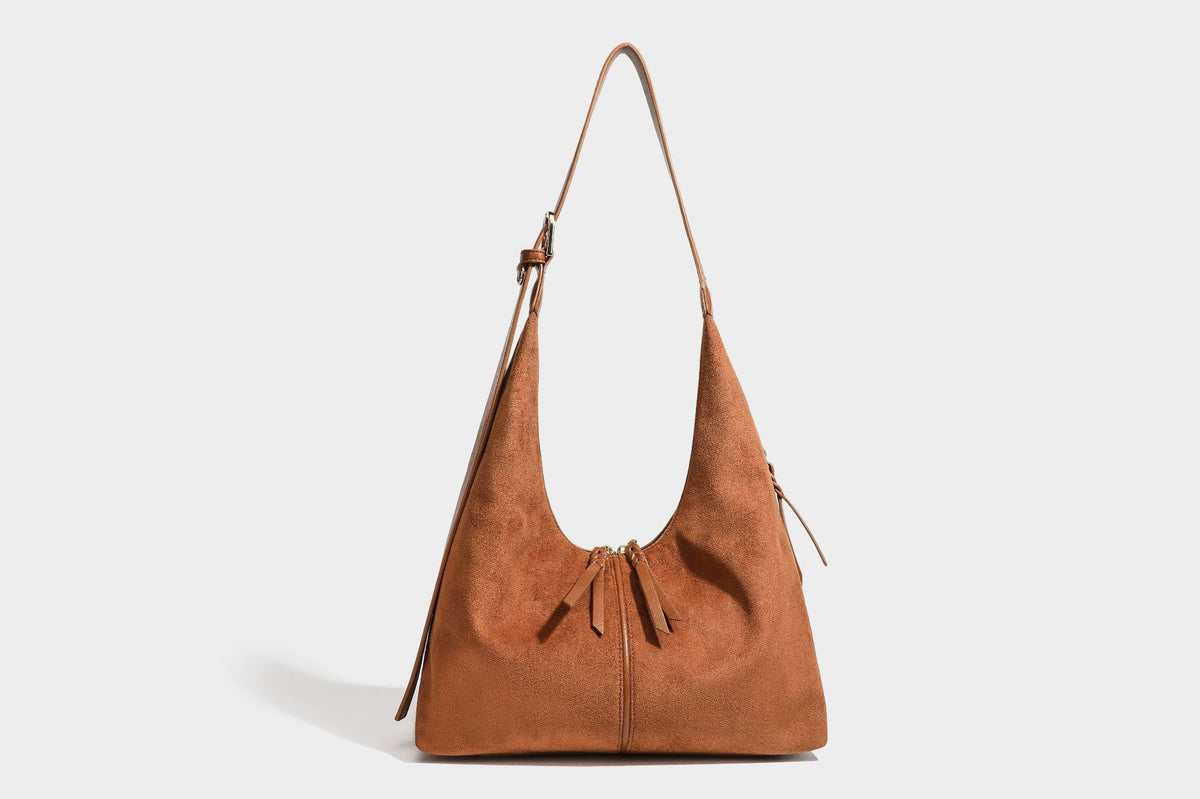 Lässig fallende Hobo-Schultertasche mit strukturierter Wildlederoptik, Reißverschluss oben, Quasten-Zippern und goldfarbenem, verstellbarem