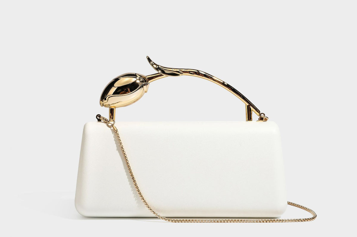 Strukturierte rechteckige Clutch mit goldfarbenem Henkel in Form einer Rosenknospe und abnehmbarem Kettenriemen in Metallic-Optik, Detailansicht