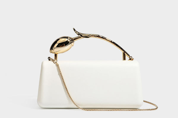 Strukturierte rechteckige Clutch mit goldfarbenem Henkel in Form einer Rosenknospe und abnehmbarem Kettenriemen in Metallic-Optik, Detailansicht