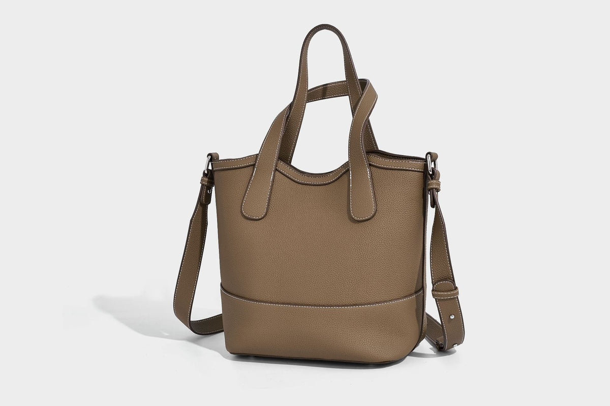 Formstabiler Shopper mit genarbter Oberfläche in Karamellbraun, zwei Henkeln, abnehmbarem Crossbody-Riemen und abnehmbarem Reißverschluss