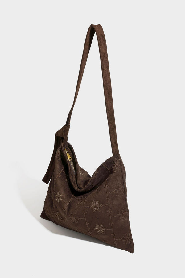 Lässige Hobo-Schultertasche in dunkelbrauner Velourslederoptik mit Ton-in-Ton-Blumenstickerei und langem, geknotetem Einzelriemen, Detailansicht