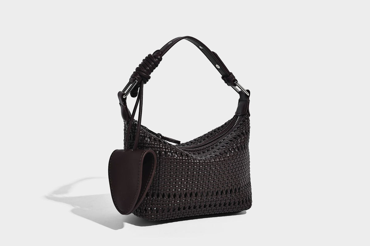 Kleine gewebte Hobo-Schultertasche mit sichelförmiger Silhouette, Reißverschluss oben, silberfarbenen Beschlägen und verstellbar, Detailansicht