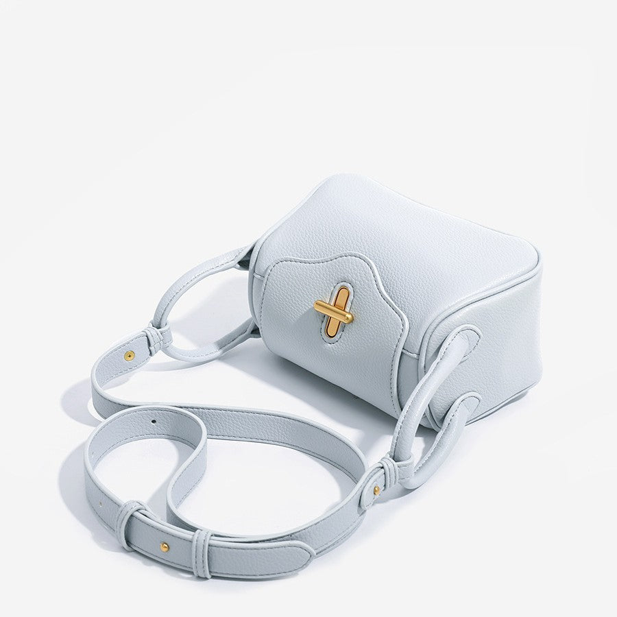 Mini-Umhängetasche mit strukturierter Form, Rautensteppung in lederähnlicher Narbenoptik, goldfarbenem Drehverschluss und verstellbarem Riemen