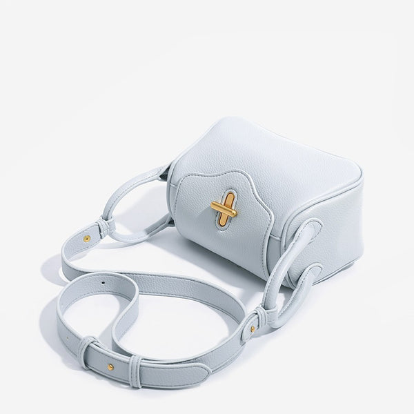 Mini-Umhängetasche mit strukturierter Form, Rautensteppung in lederähnlicher Narbenoptik, goldfarbenem Drehverschluss und verstellbarem Riemen