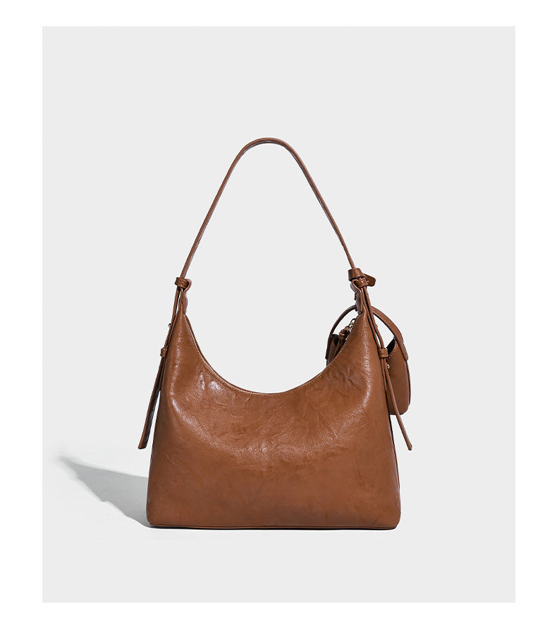 Glänzende Hobo-Schultertasche in Lederoptik mit abnehmbarem Mini-Etui und Logo-Beschlägen in Goldoptik, Detailansicht 11