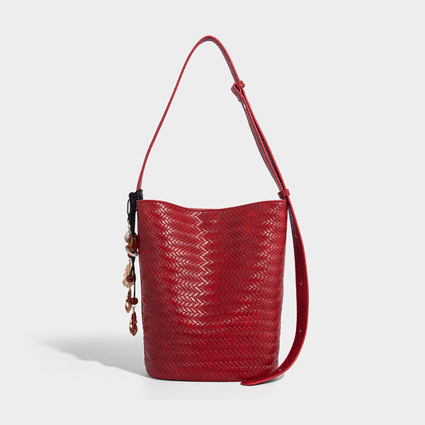 Bucket-Bag in gewebter Lederoptik mit Chevron-Muster, verstellbarem Schulterriemen und goldfarbenem Anhänger, Detailansicht 11