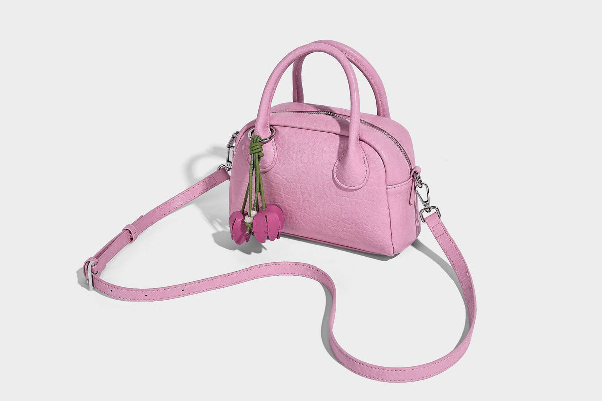 Mini-Henkeltasche in strukturierter Kuppelform in Pastellgelb mit genarbter Lederoptik, silberfarbenen Beschlägen und abnehmbarem
