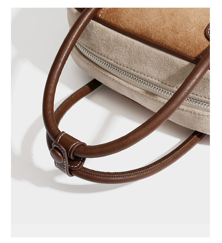 Kleine, strukturierte Henkeltasche aus Patchwork in Farbblöcken aus Beige, Camel, Braun und Rost mit dunkelbrauner Einfassung, herzförmigem